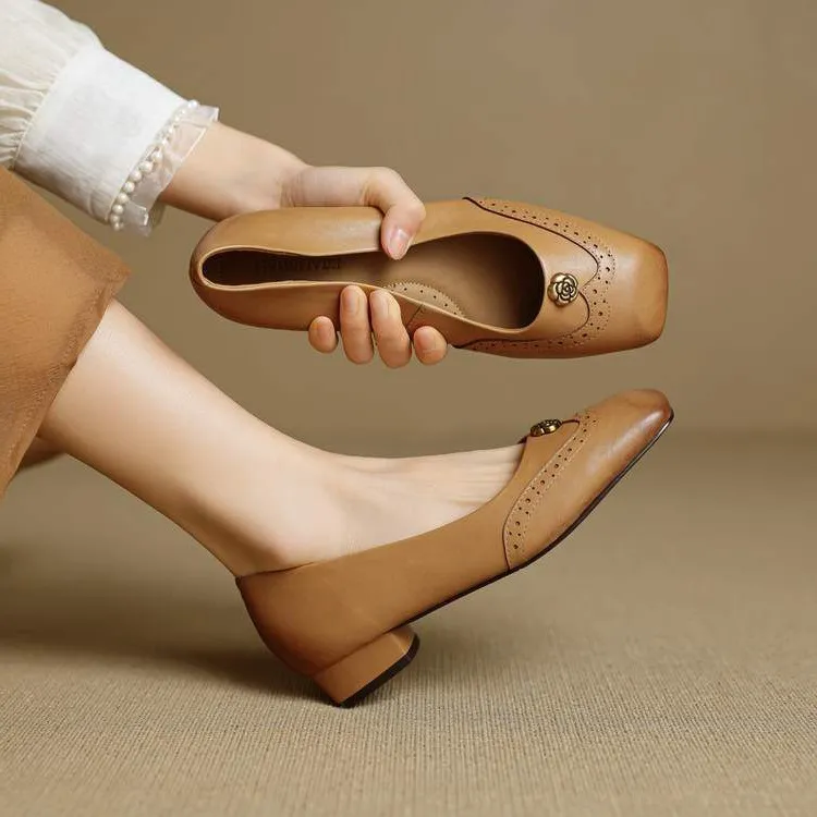 A pair of French-style camellia-patterned low-heeled flat shoes for women, 2.5cm, with brogue detailing.