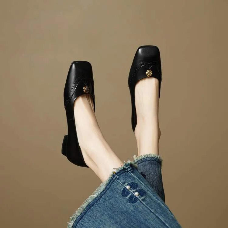 A pair of French-style camellia-patterned low-heeled flat shoes for women, 2.5cm, with brogue detailing.