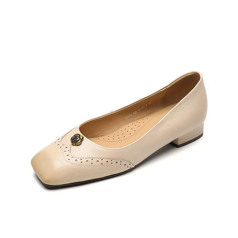 A pair of French-style camellia-patterned low-heeled flat shoes for women, 2.5cm, with brogue detailing.