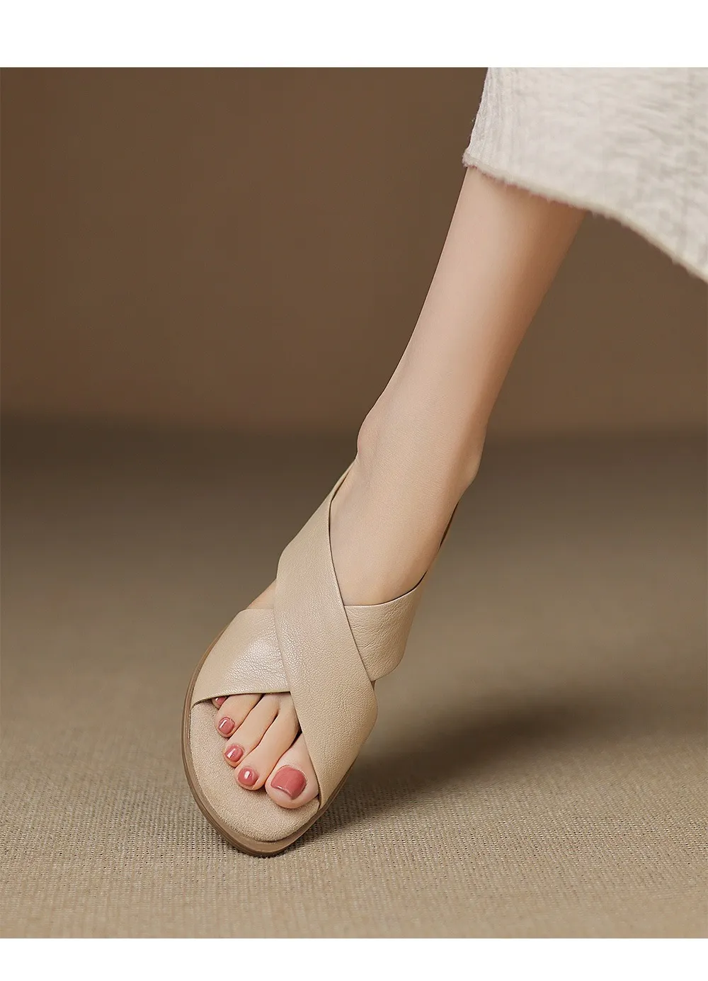 Spring/Summer Round Toe Flat Slippers, High-Quality Cowhide Leather, Sweat-Absorbing, Fashionable Women's Shoes in 3 Colors