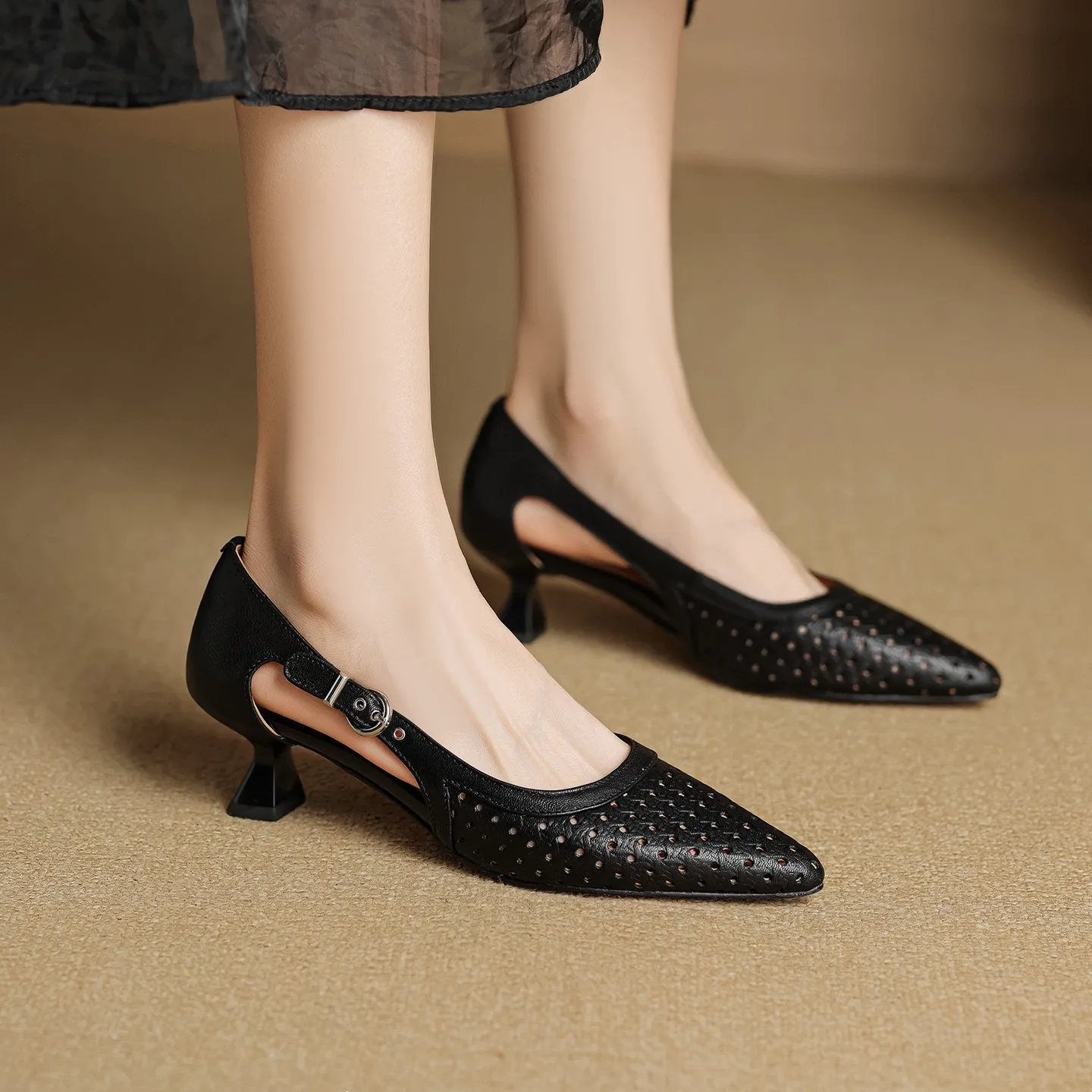 Spring/Summer Pointed-Toe Sandals, Sheepskin Hollow-Out Fashion Women's Shoes