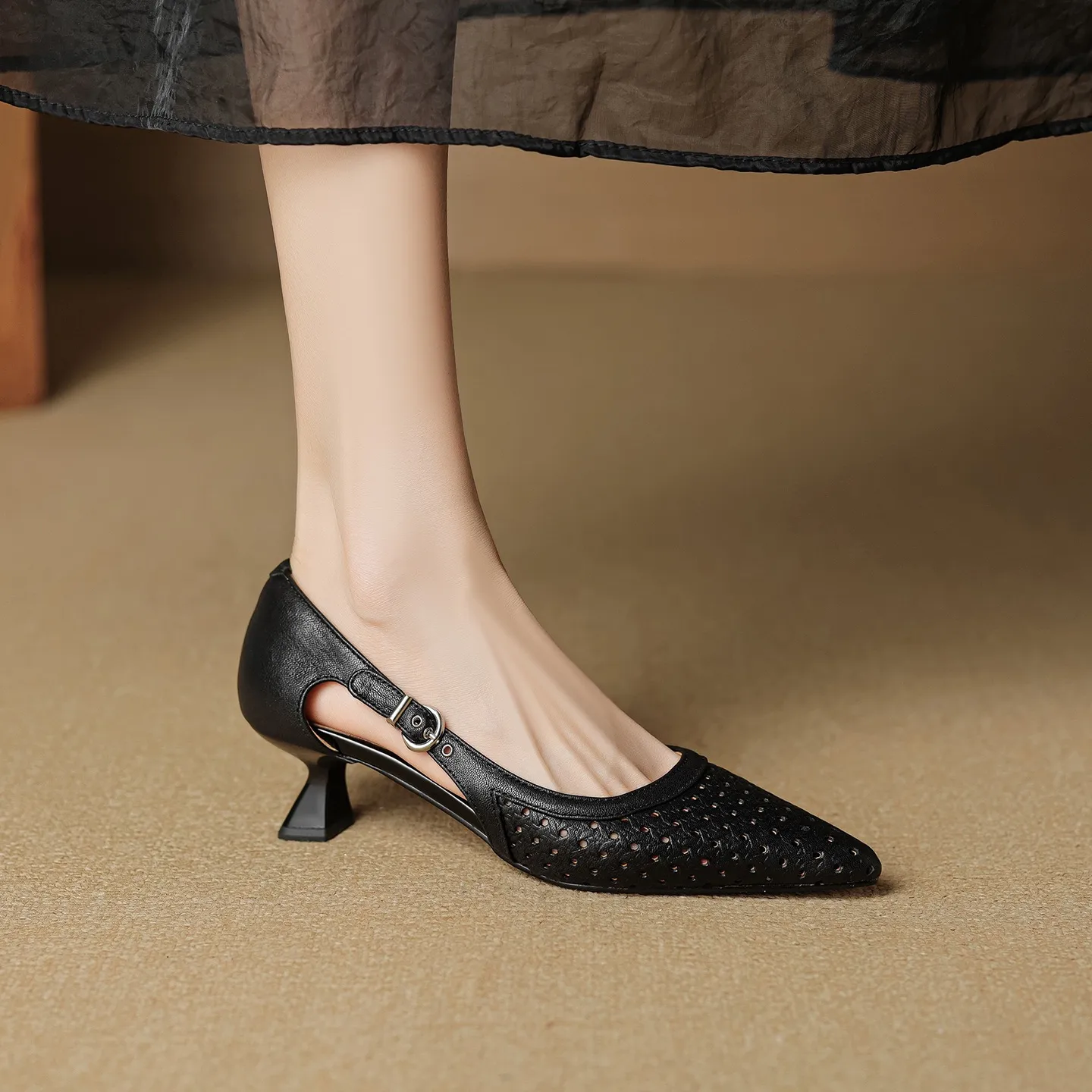 Spring/Summer Pointed-Toe Sandals, Sheepskin Hollow-Out Fashion Women's Shoes