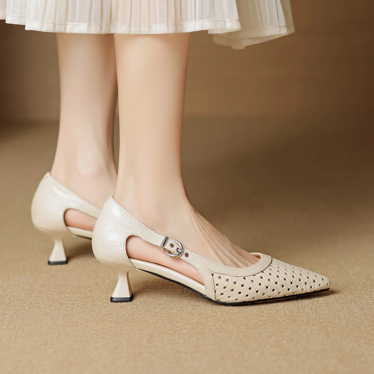 Spring/Summer Pointed-Toe Sandals, Sheepskin Hollow-Out Fashion Women's Shoes