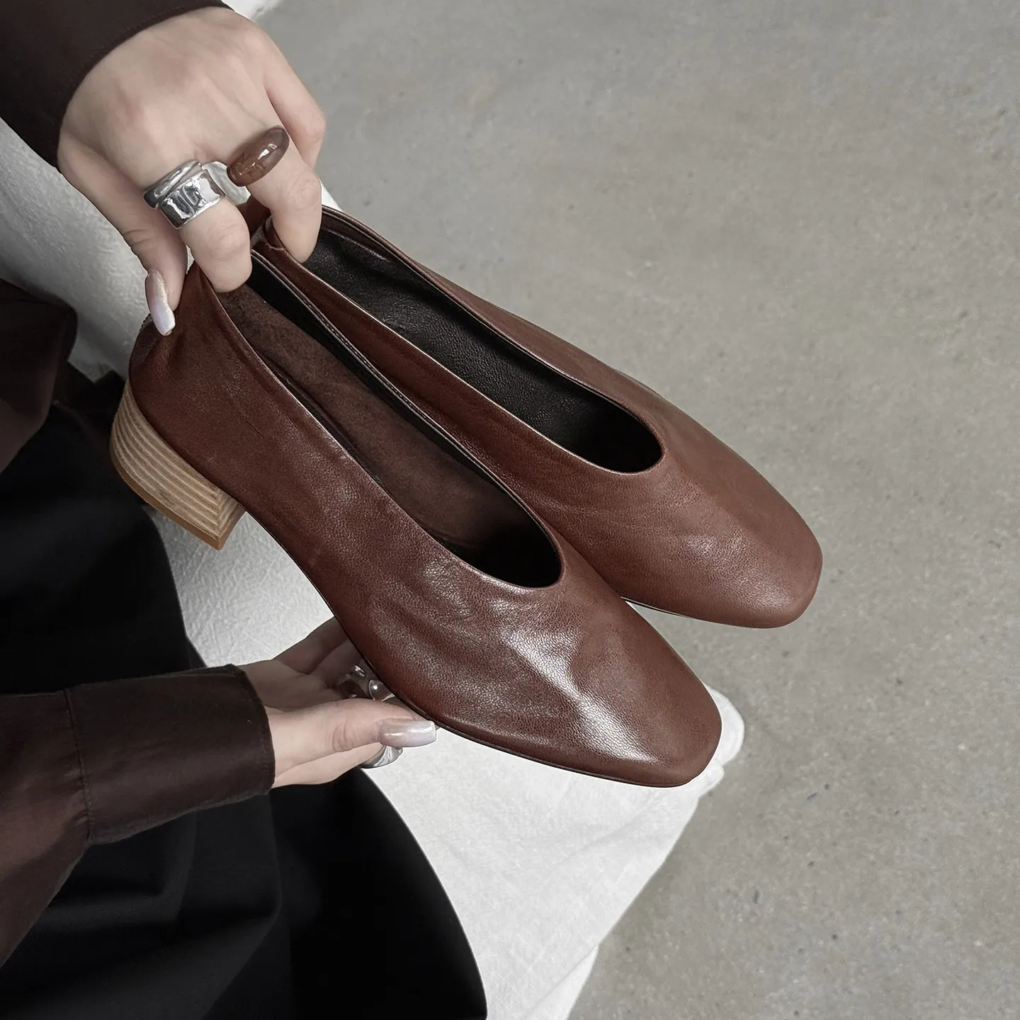 Autumn square-toe low-cut slip-on fashion shoes with chunky heels and cowhide leather.
