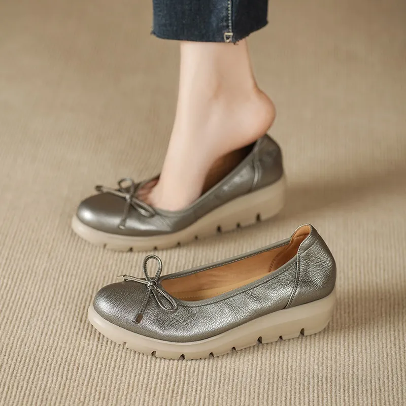 Autumn low-cut slip-on women's shoes with round toe, thick sole, and bow.