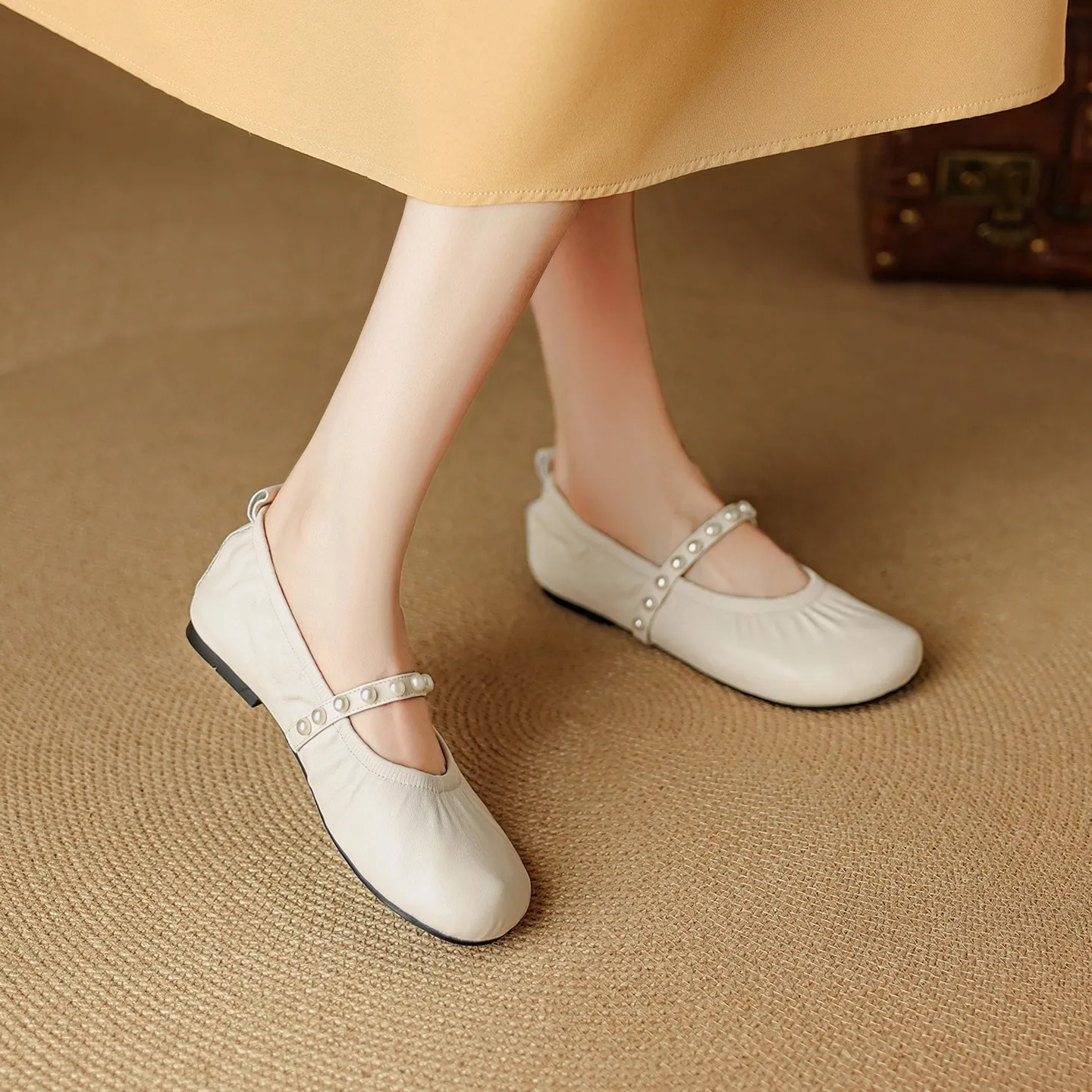 Autumn flat shoes, round toe, pearl-embellished sheepskin, comfortable Mary Jane ballet flats for women.