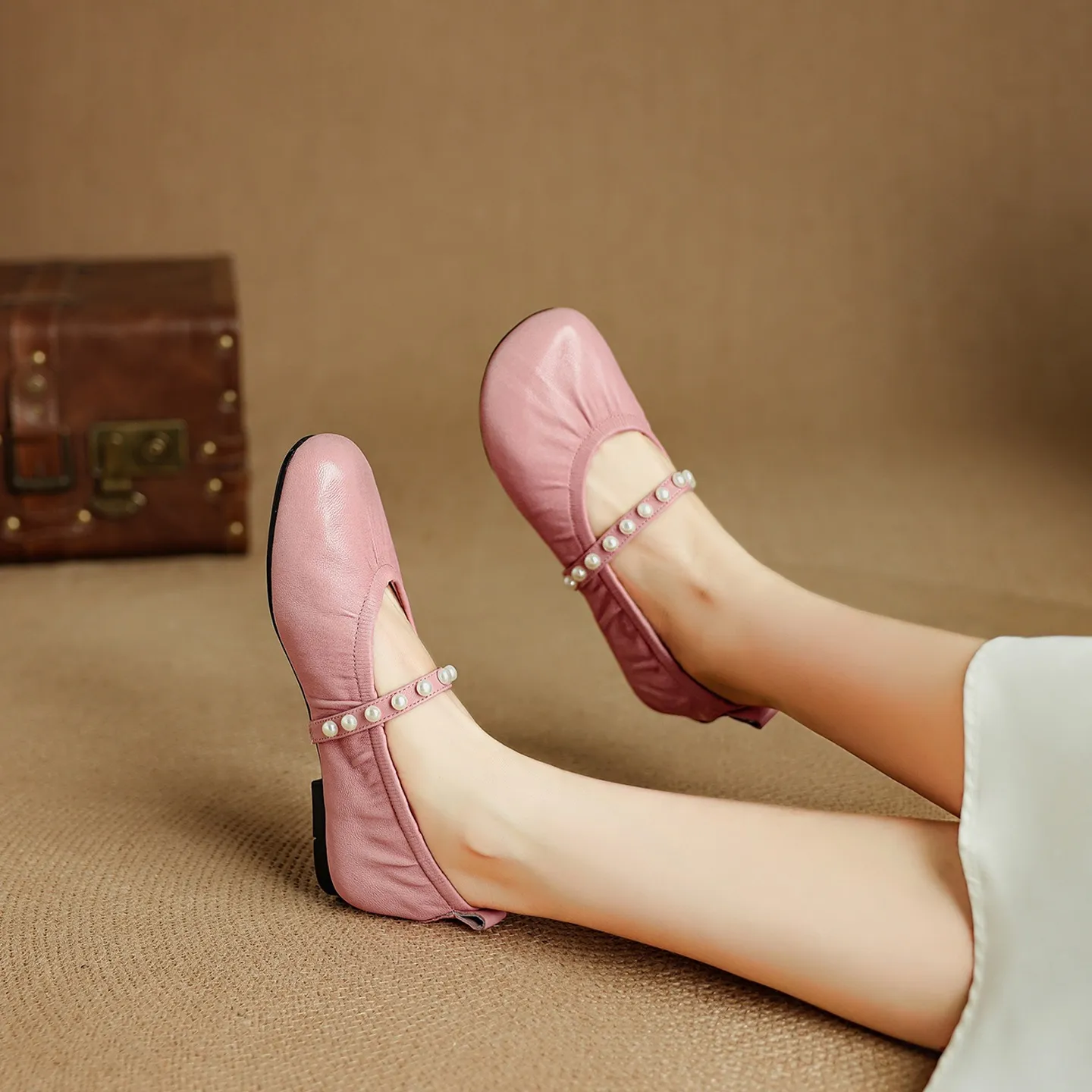 Autumn flat shoes, round toe, pearl-embellished sheepskin, comfortable Mary Jane ballet flats for women.