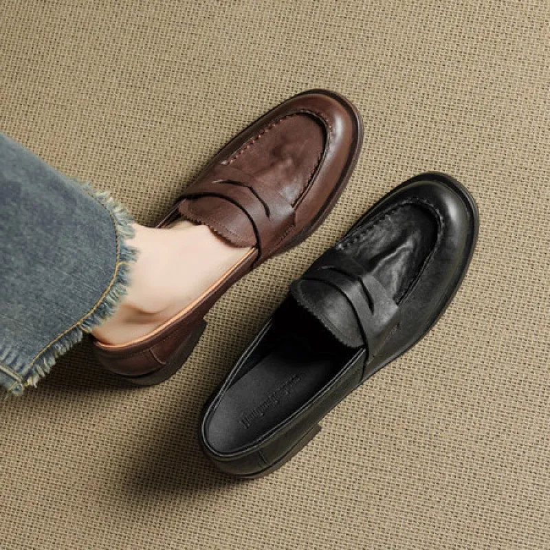 Genuine leather slip-on loafers for women, available in black and brown, perfect for autumn. Chunky heel, mid-heel, cowhide, round toe.