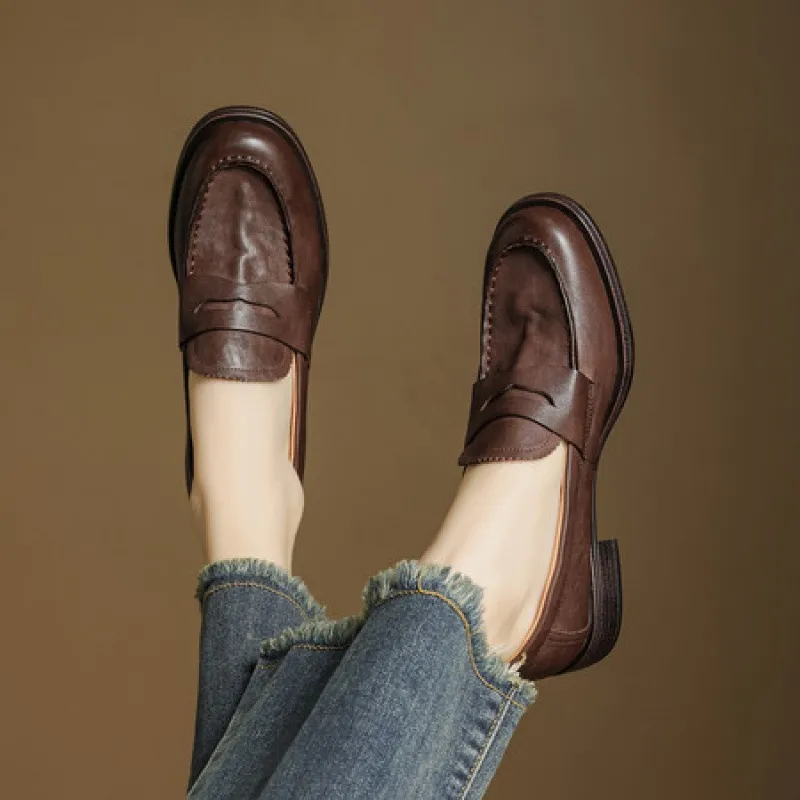 Genuine leather slip-on loafers for women, available in black and brown, perfect for autumn. Chunky heel, mid-heel, cowhide, round toe.