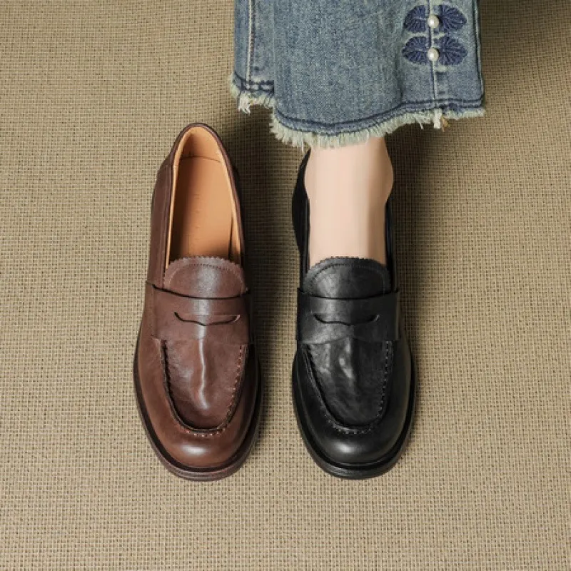 Genuine leather slip-on loafers for women, available in black and brown, perfect for autumn. Chunky heel, mid-heel, cowhide, round toe.