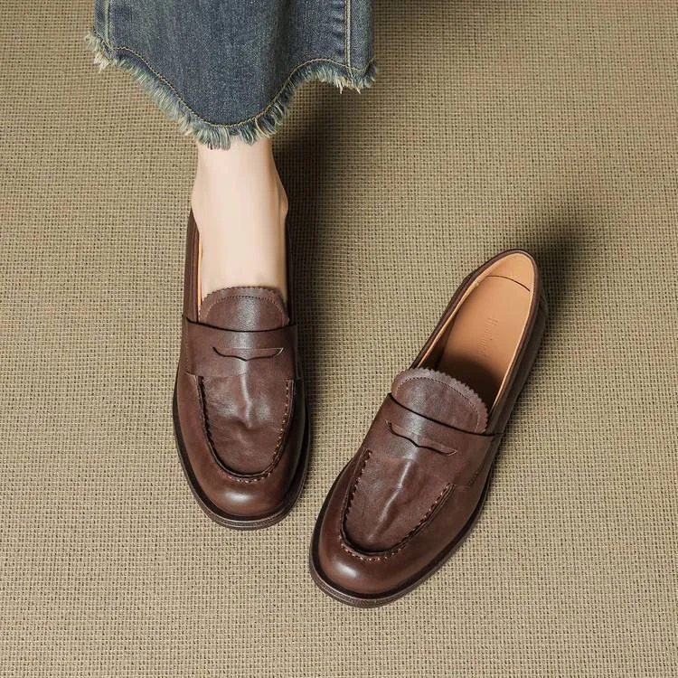 Genuine leather slip-on loafers for women, available in black and brown, perfect for autumn. Chunky heel, mid-heel, cowhide, round toe.