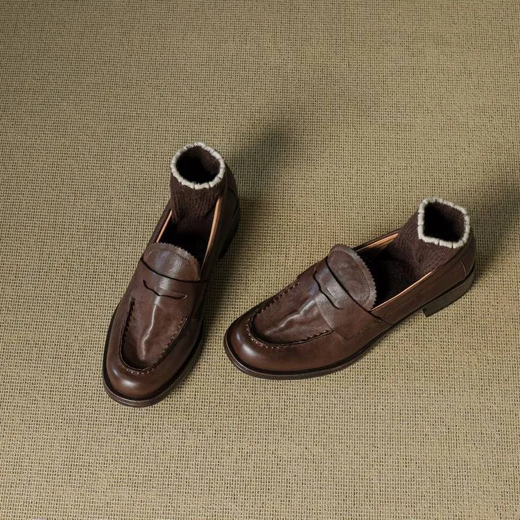 Genuine leather slip-on loafers for women, available in black and brown, perfect for autumn. Chunky heel, mid-heel, cowhide, round toe.
