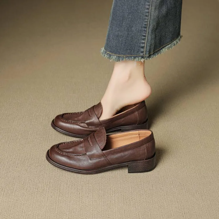 Genuine leather slip-on loafers for women, available in black and brown, perfect for autumn. Chunky heel, mid-heel, cowhide, round toe.