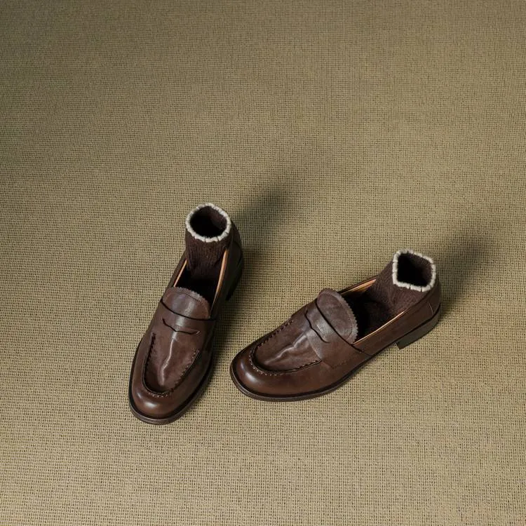 Genuine leather slip-on loafers for women, available in black and brown, perfect for autumn. Chunky heel, mid-heel, cowhide, round toe.