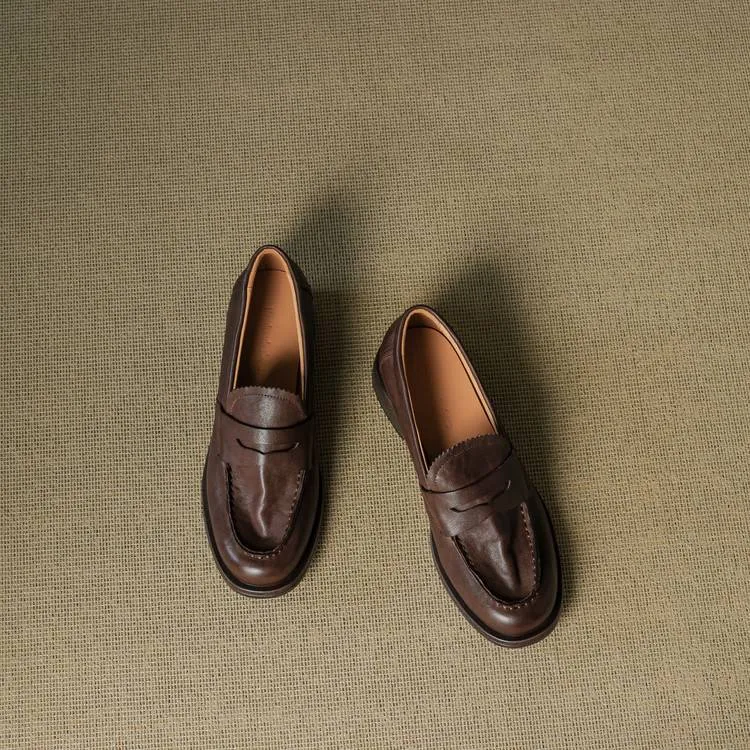Genuine leather slip-on loafers for women, available in black and brown, perfect for autumn. Chunky heel, mid-heel, cowhide, round toe.
