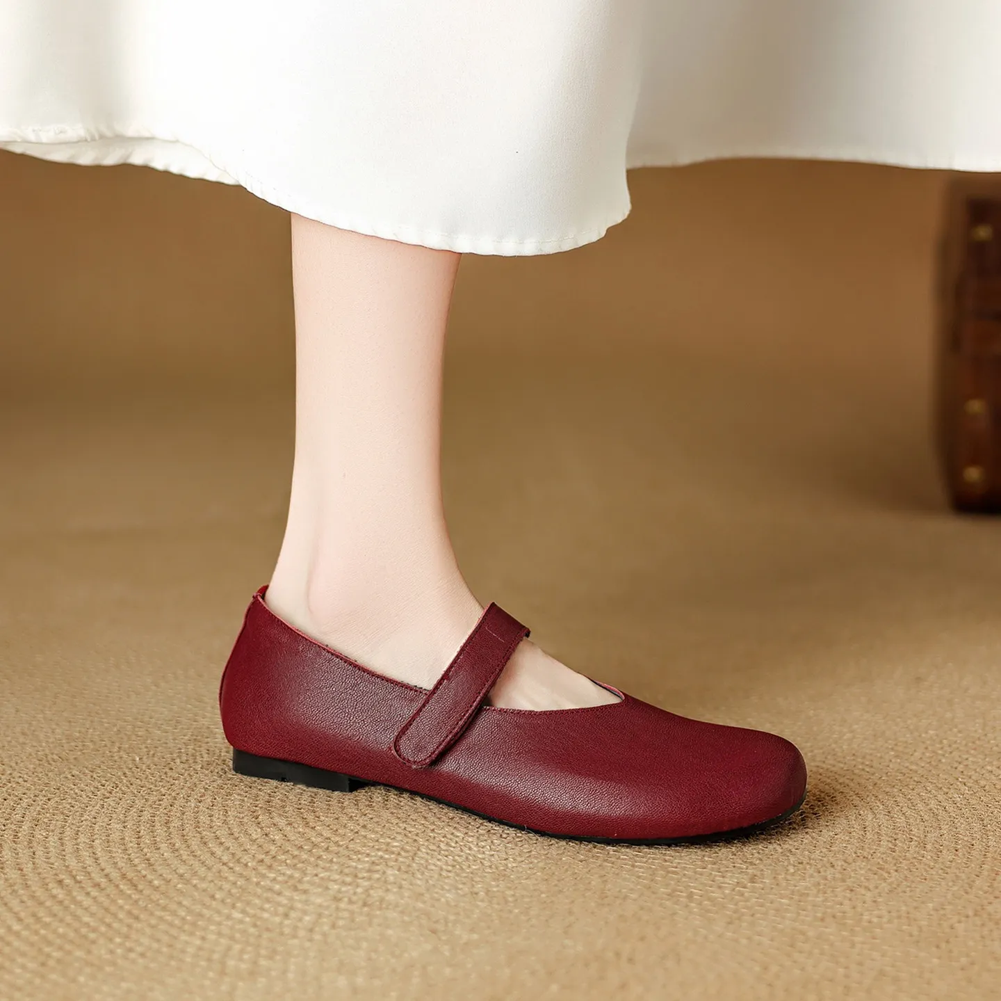 Autumn flat round-toe slip-on shoes, comfortable and soft sheepskin, fashion women's shoes, black, brown, red.