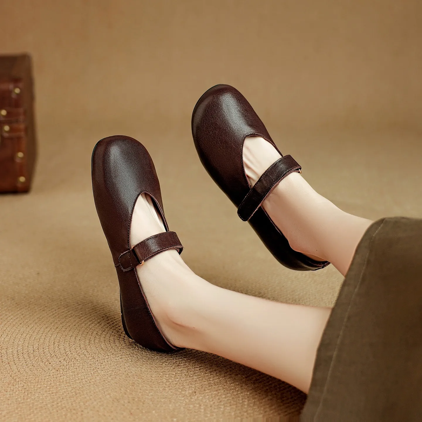 Autumn flat round-toe slip-on shoes, comfortable and soft sheepskin, fashion women's shoes, black, brown, red.