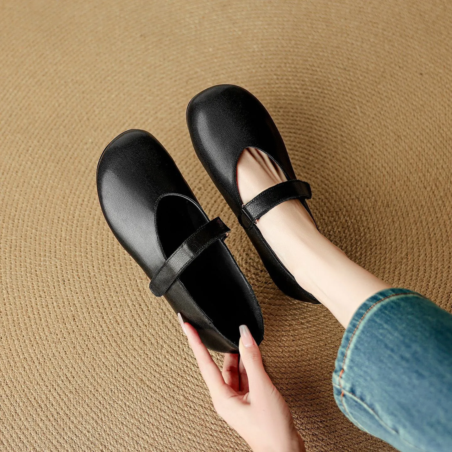 Autumn flat round-toe slip-on shoes, comfortable and soft sheepskin, fashion women's shoes, black, brown, red.