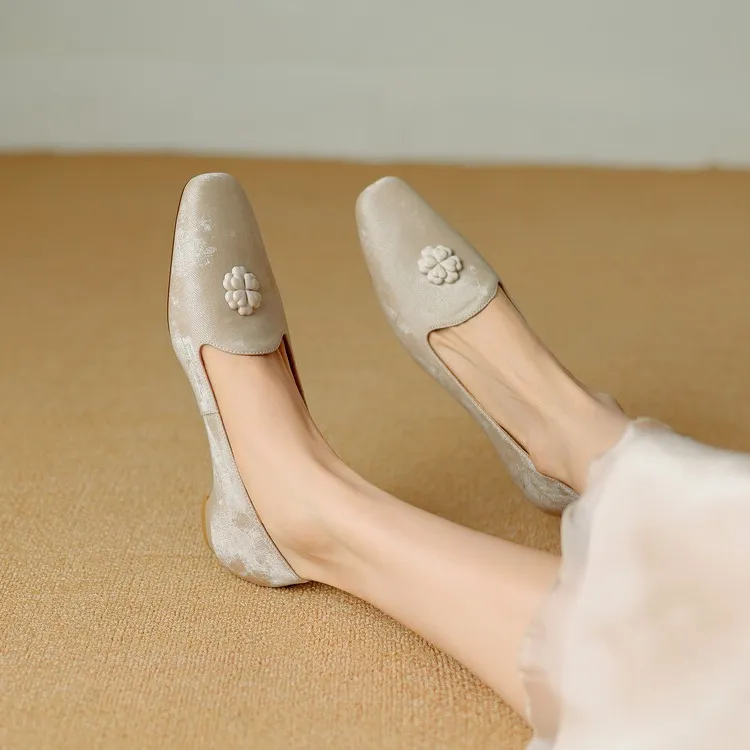 Fashionable Spring and Autumn French-style Chinese-style New Chinese style single shoes with skirts, soft soles, and floral decorations.