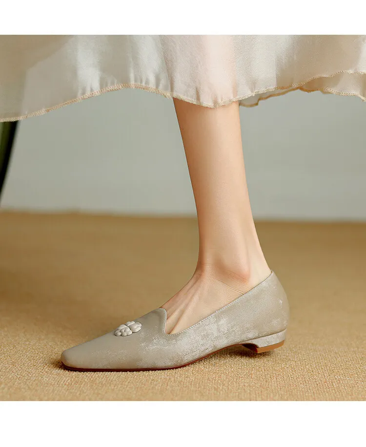 Fashionable Spring and Autumn French-style Chinese-style New Chinese style single shoes with skirts, soft soles, and floral decorations.