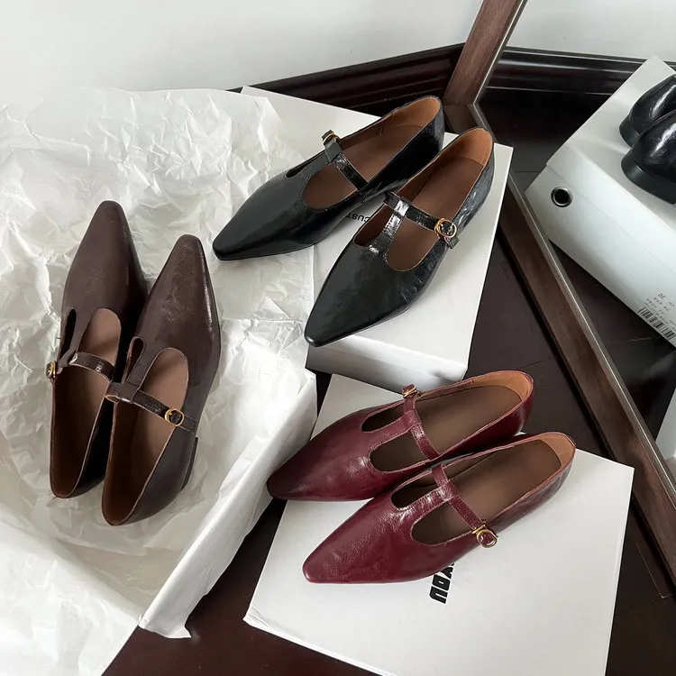 Retro burgundy spring and autumn T-strap flat Mary Jane shoes, sheepskin pointed toe low heel single shoes for women