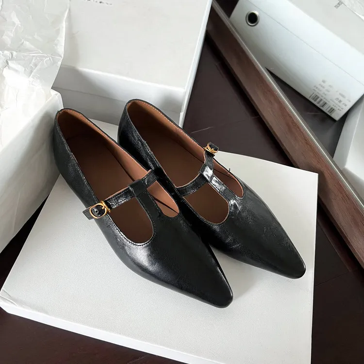 Retro burgundy spring and autumn T-strap flat Mary Jane shoes, sheepskin pointed toe low heel single shoes for women