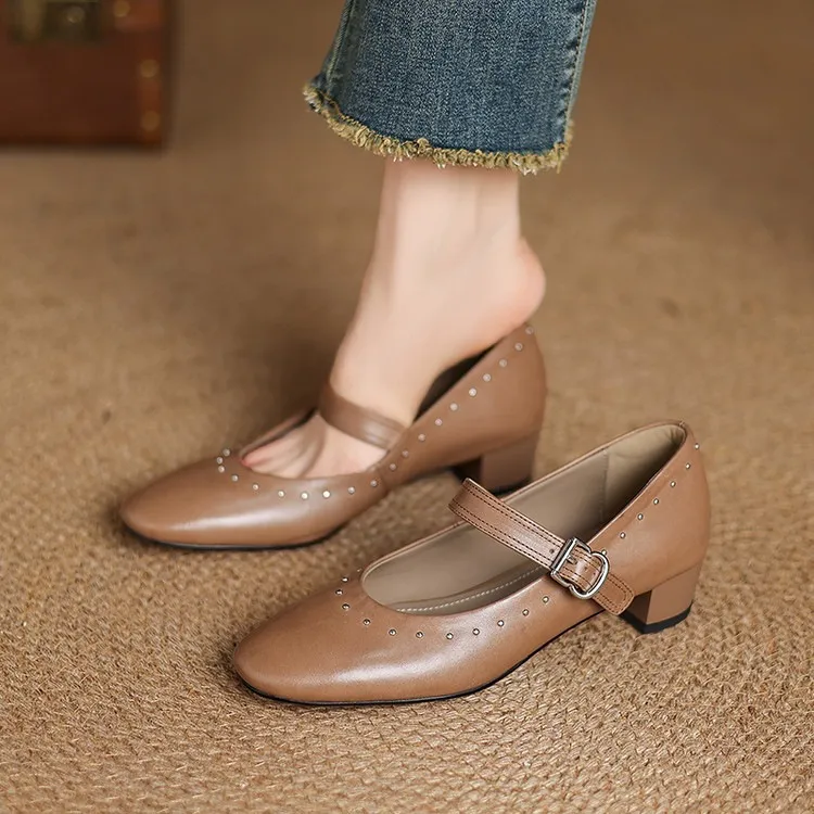 Early spring single shoes, round toe, buckle, chunky heel, solid color, simple women's shoes, fashionable plus size.