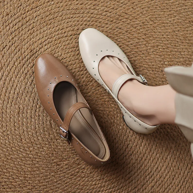 Early spring single shoes, round toe, buckle, chunky heel, solid color, simple women's shoes, fashionable plus size.