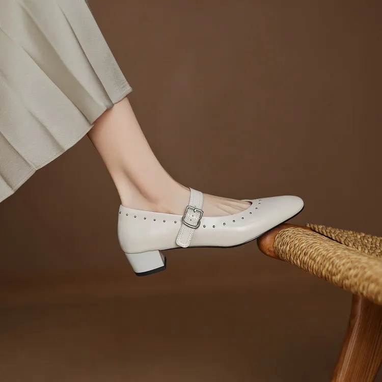 Early spring single shoes, round toe, buckle, chunky heel, solid color, simple women's shoes, fashionable plus size.
