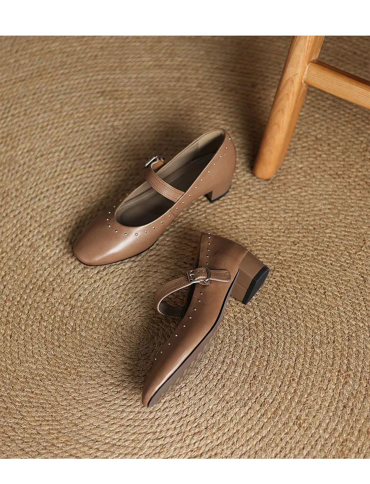 Early spring single shoes, round toe, buckle, chunky heel, solid color, simple women's shoes, fashionable plus size.