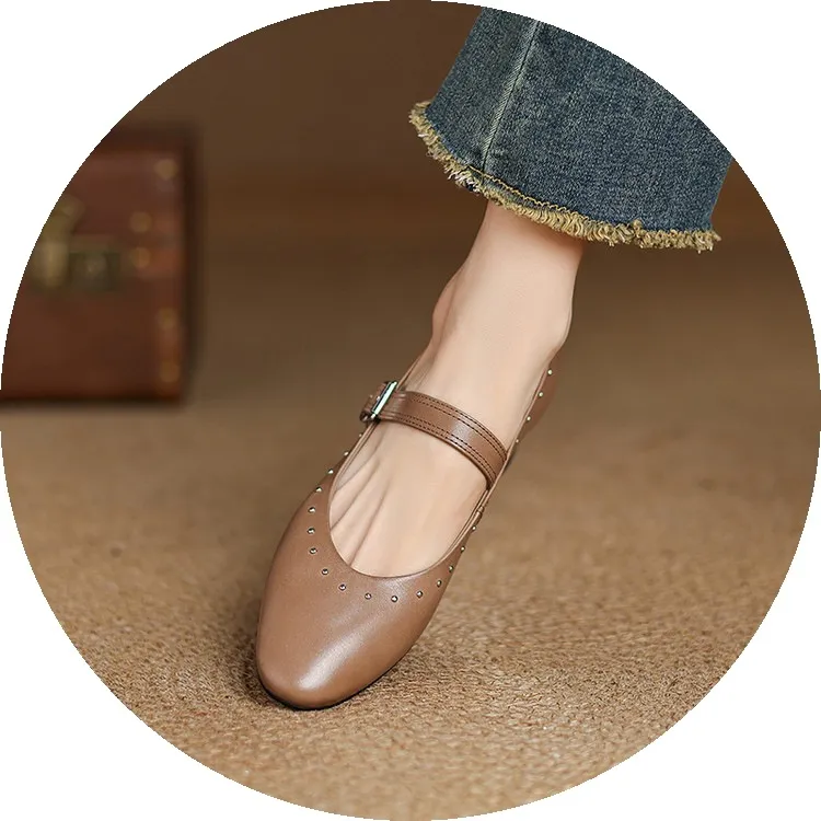 Early spring single shoes, round toe, buckle, chunky heel, solid color, simple women's shoes, fashionable plus size.