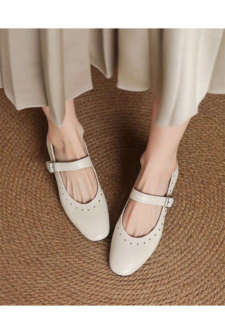 Early spring single shoes, round toe, buckle, chunky heel, solid color, simple women's shoes, fashionable plus size.