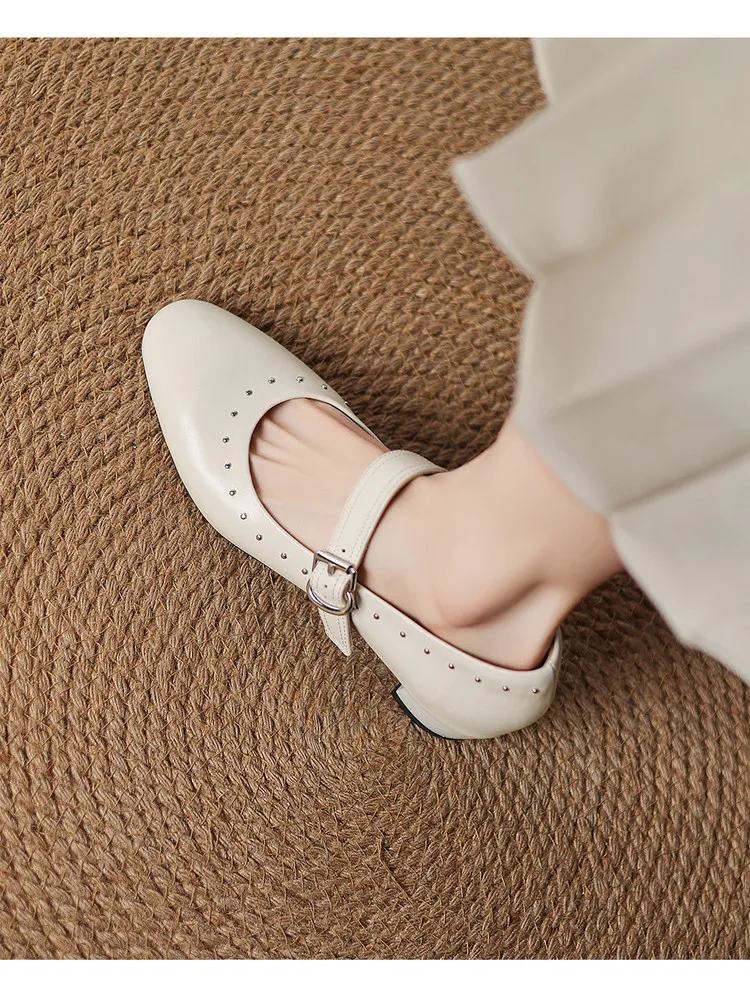 Early spring single shoes, round toe, buckle, chunky heel, solid color, simple women's shoes, fashionable plus size.