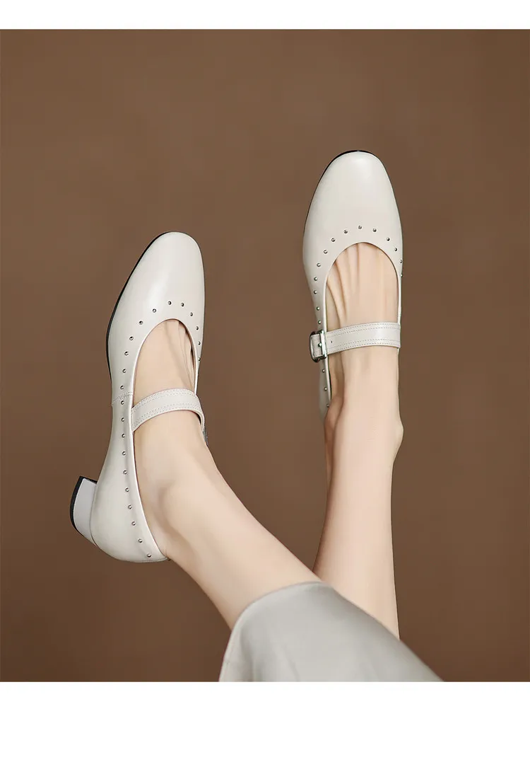 Early spring single shoes, round toe, buckle, chunky heel, solid color, simple women's shoes, fashionable plus size.