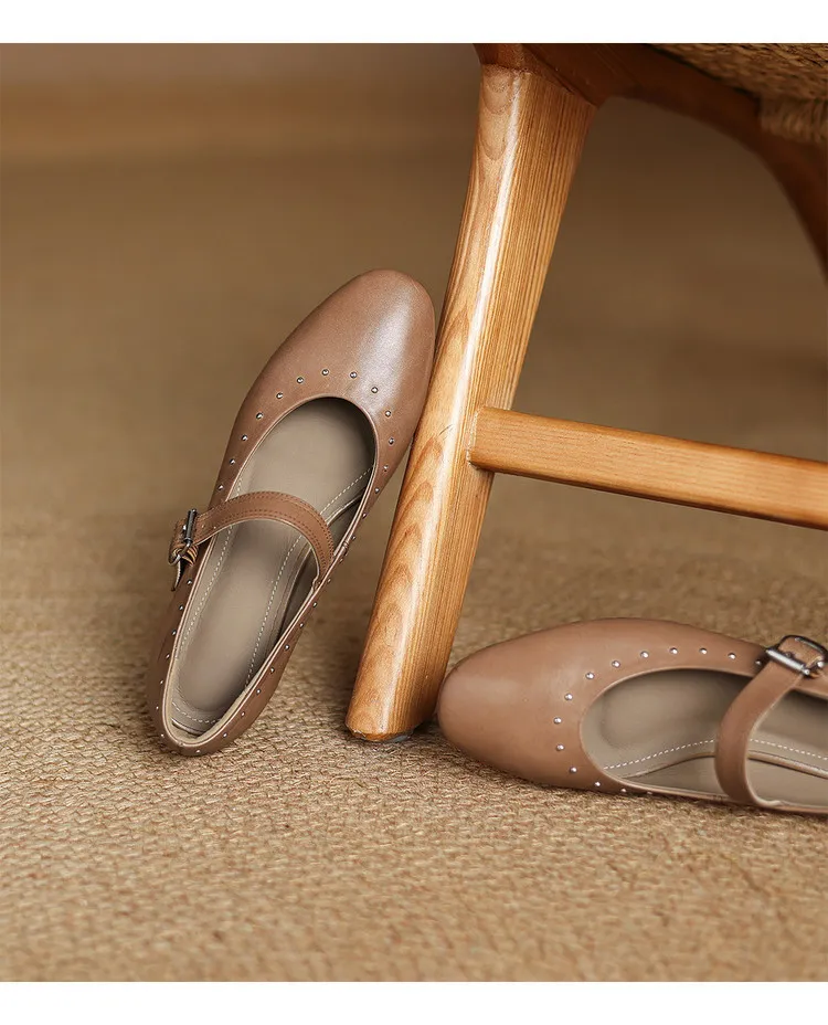 Early spring single shoes, round toe, buckle, chunky heel, solid color, simple women's shoes, fashionable plus size.