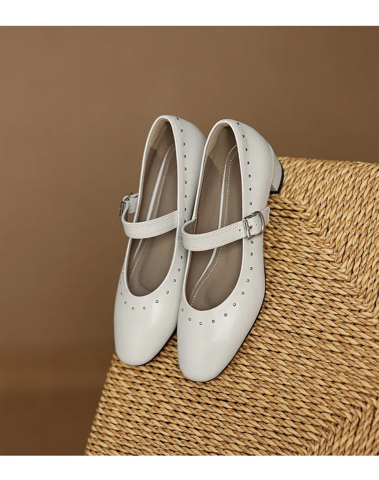Early spring single shoes, round toe, buckle, chunky heel, solid color, simple women's shoes, fashionable plus size.