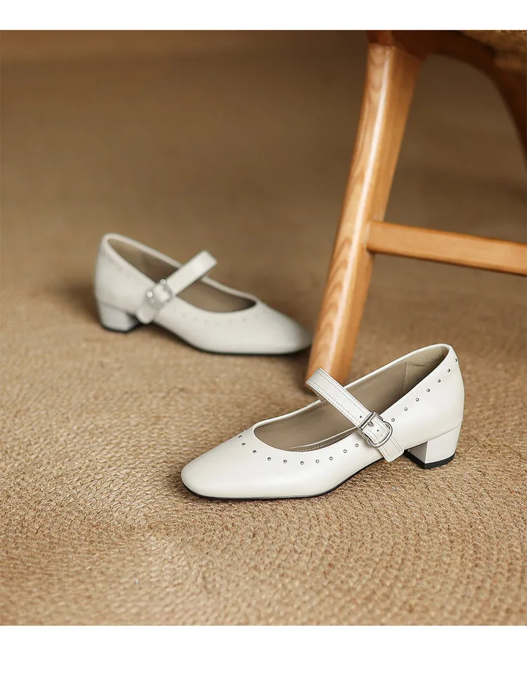 Early spring single shoes, round toe, buckle, chunky heel, solid color, simple women's shoes, fashionable plus size.