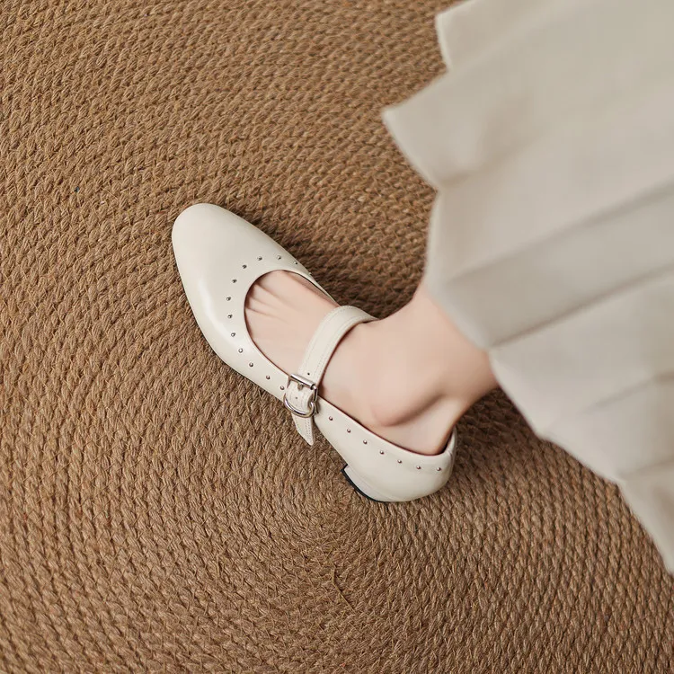 Early spring single shoes, round toe, buckle, chunky heel, solid color, simple women's shoes, fashionable plus size.