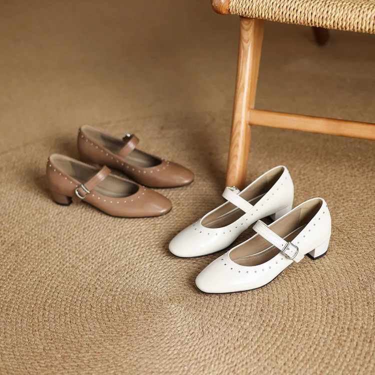 Early spring single shoes, round toe, buckle, chunky heel, solid color, simple women's shoes, fashionable plus size.