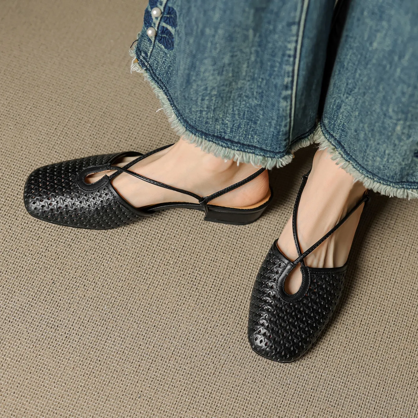 Summer soft openwork closed-toe sandals with cross buckle straps, round toe, 3cm chunky heel, Mary Jane style women's shoes - Black 34