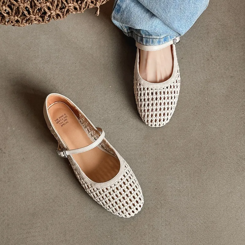 A pair of exquisitely designed French-style flat, breathable, openwork Mary Jane shoes with a comfortable soft sole and a single strap. - Off-white 34