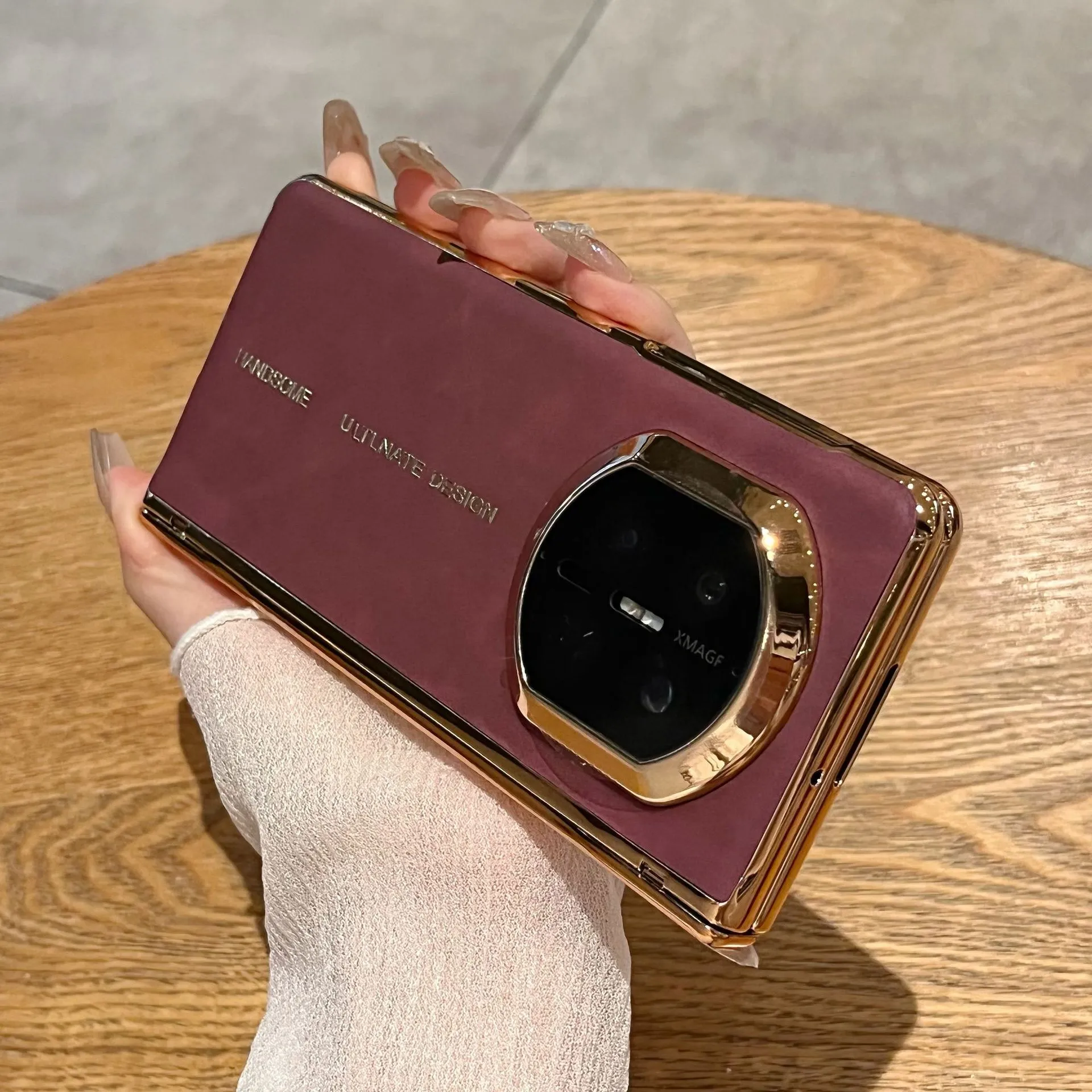 Compatible with Huawei Mate X7 phone case, vegan leather lambskin textured case, integrated hinge, drop-proof protective case.