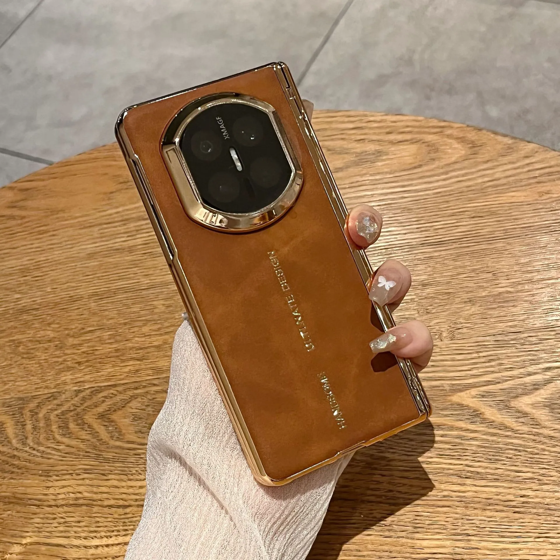 Compatible with Huawei Mate X7 phone case, vegan leather lambskin textured case, integrated hinge, drop-proof protective case.