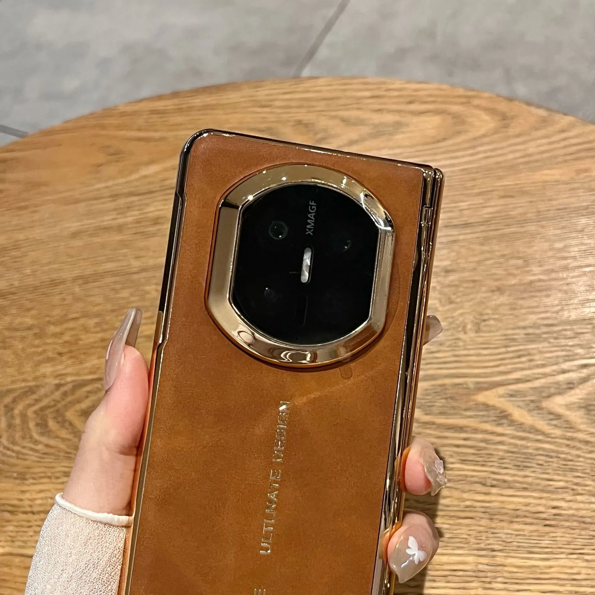 Compatible with Huawei Mate X7 phone case, vegan leather lambskin textured case, integrated hinge, drop-proof protective case.