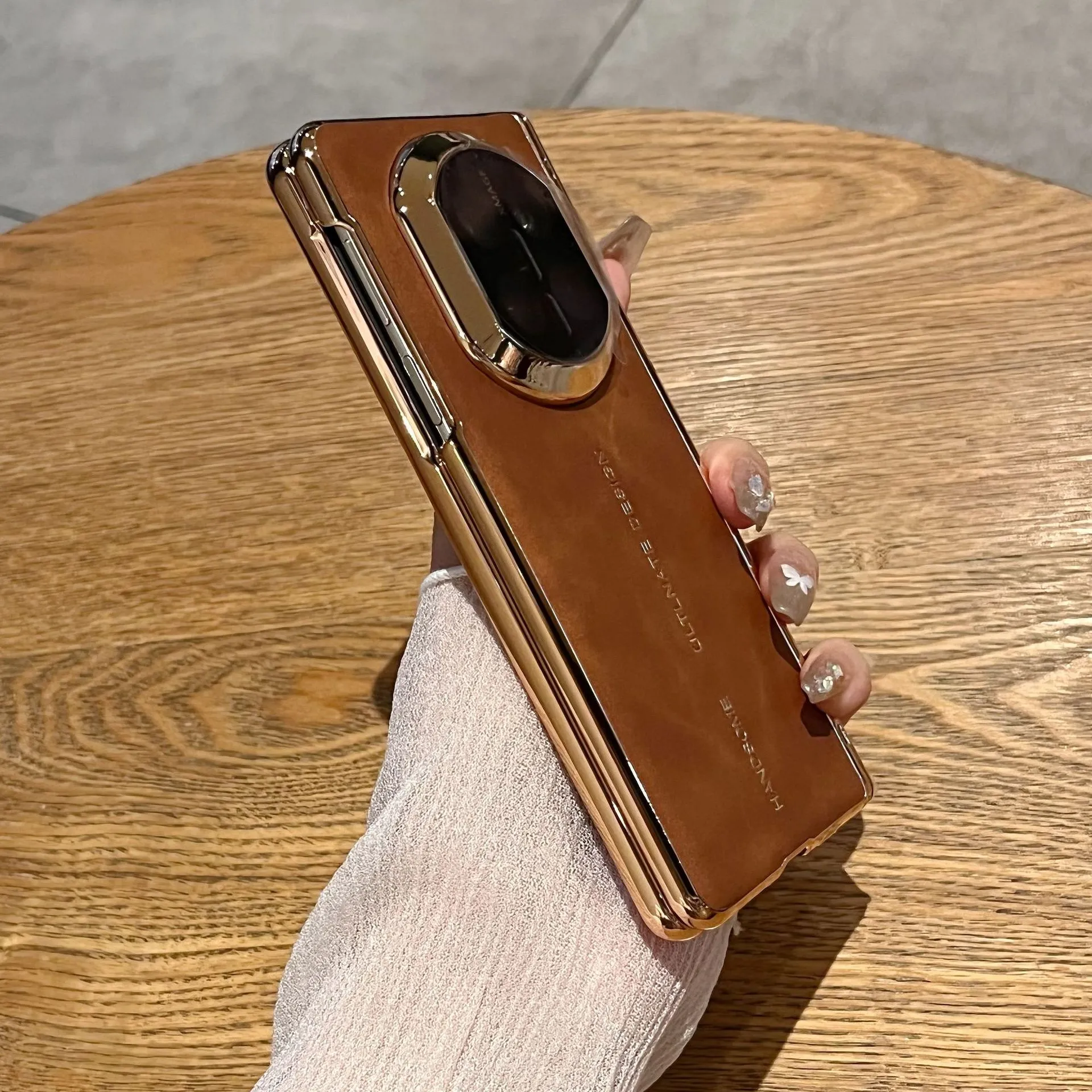 Compatible with Huawei Mate X7 phone case, vegan leather lambskin textured case, integrated hinge, drop-proof protective case.