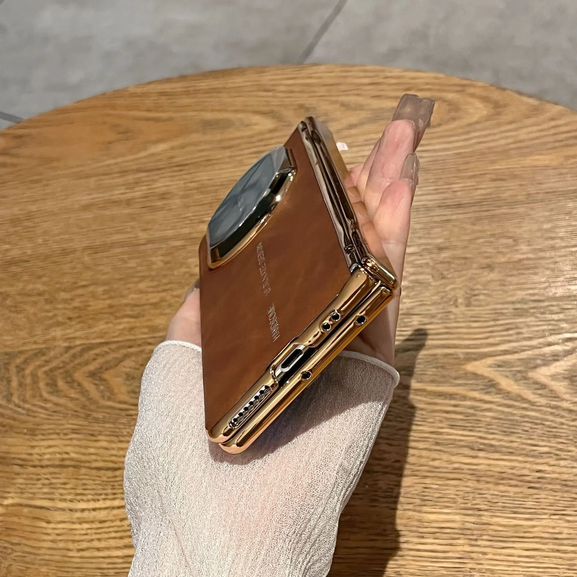 Compatible with Huawei Mate X7 phone case, vegan leather lambskin textured case, integrated hinge, drop-proof protective case.