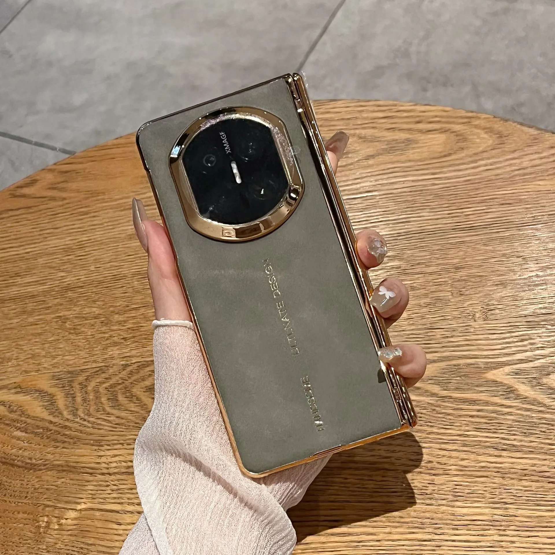Compatible with Huawei Mate X7 phone case, vegan leather lambskin textured case, integrated hinge, drop-proof protective case.