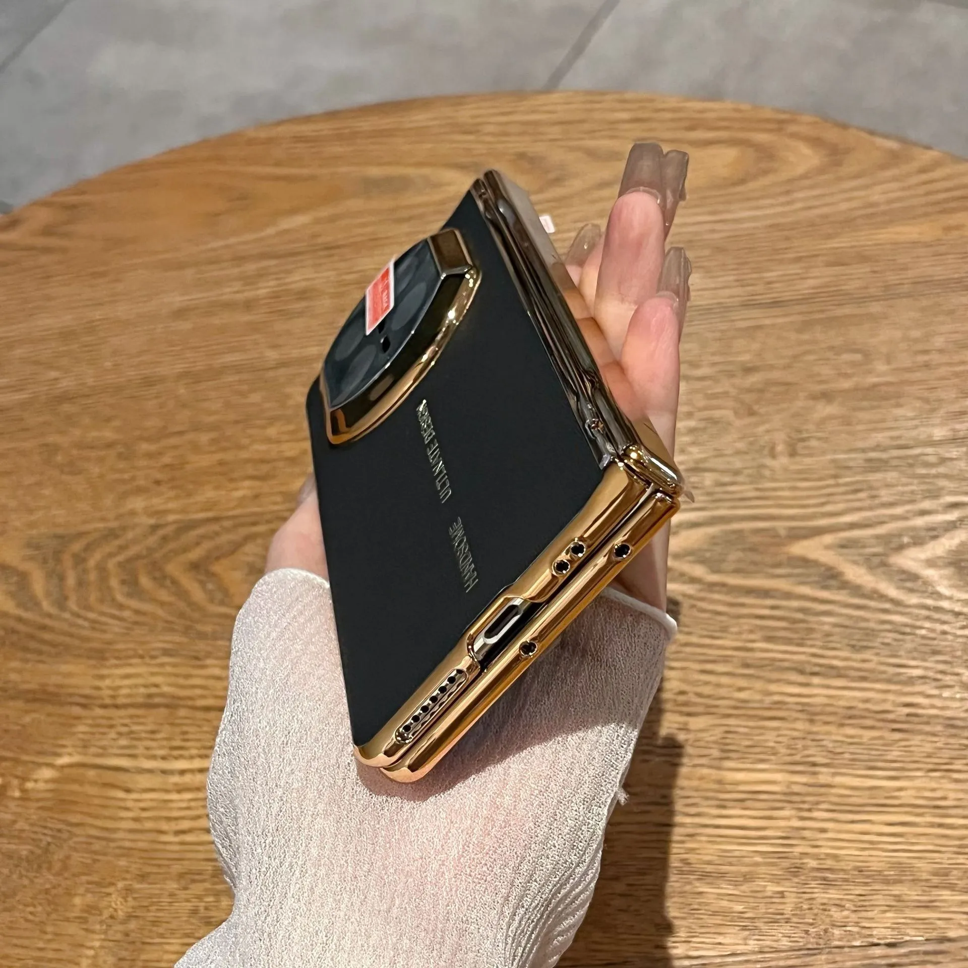 Compatible with Huawei Mate X7 phone case, vegan leather solid color case, integrated hinge, drop-proof protective case.