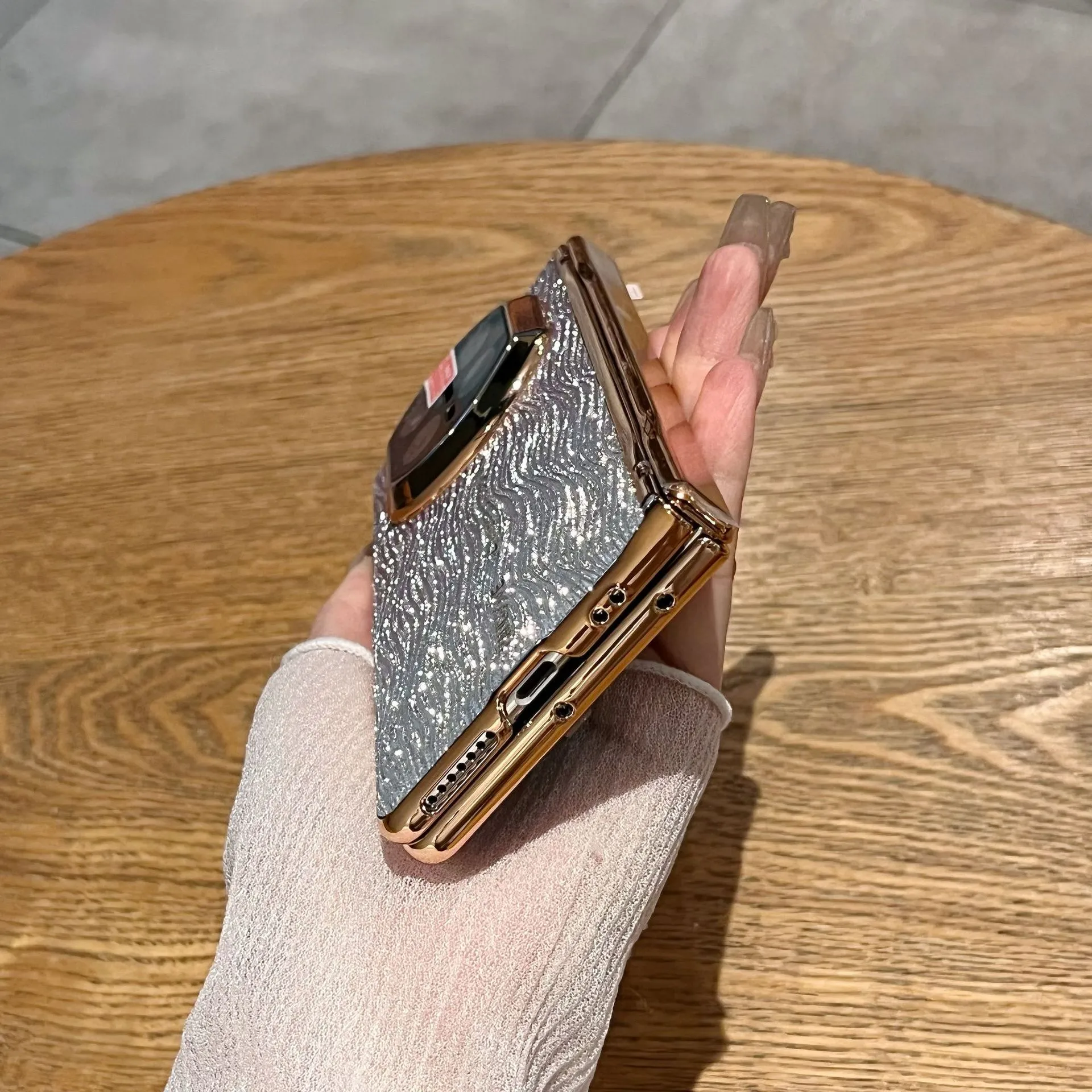 Compatible with Huawei Mate X7 phone case, Mate X7 glitter water ripple case, integrated hinge, drop-proof protective case.