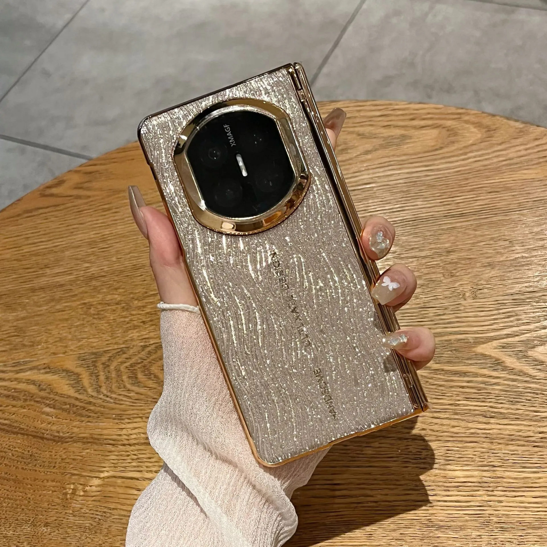 Compatible with Huawei Mate X7 phone case, Mate X7 glitter water ripple case, integrated hinge, drop-proof protective case.